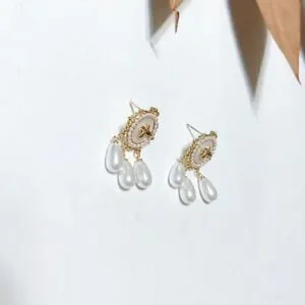 Pearl drop earrings ?N378